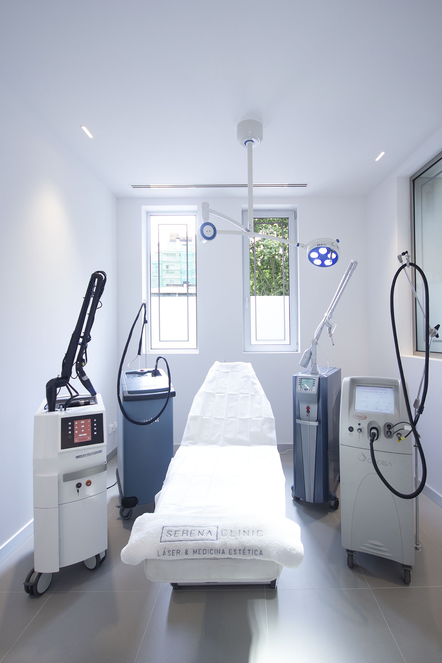 Sala de tratamiento láser de Serena Clinic, con equipos de tecnología láser dispuestos junto a la camilla