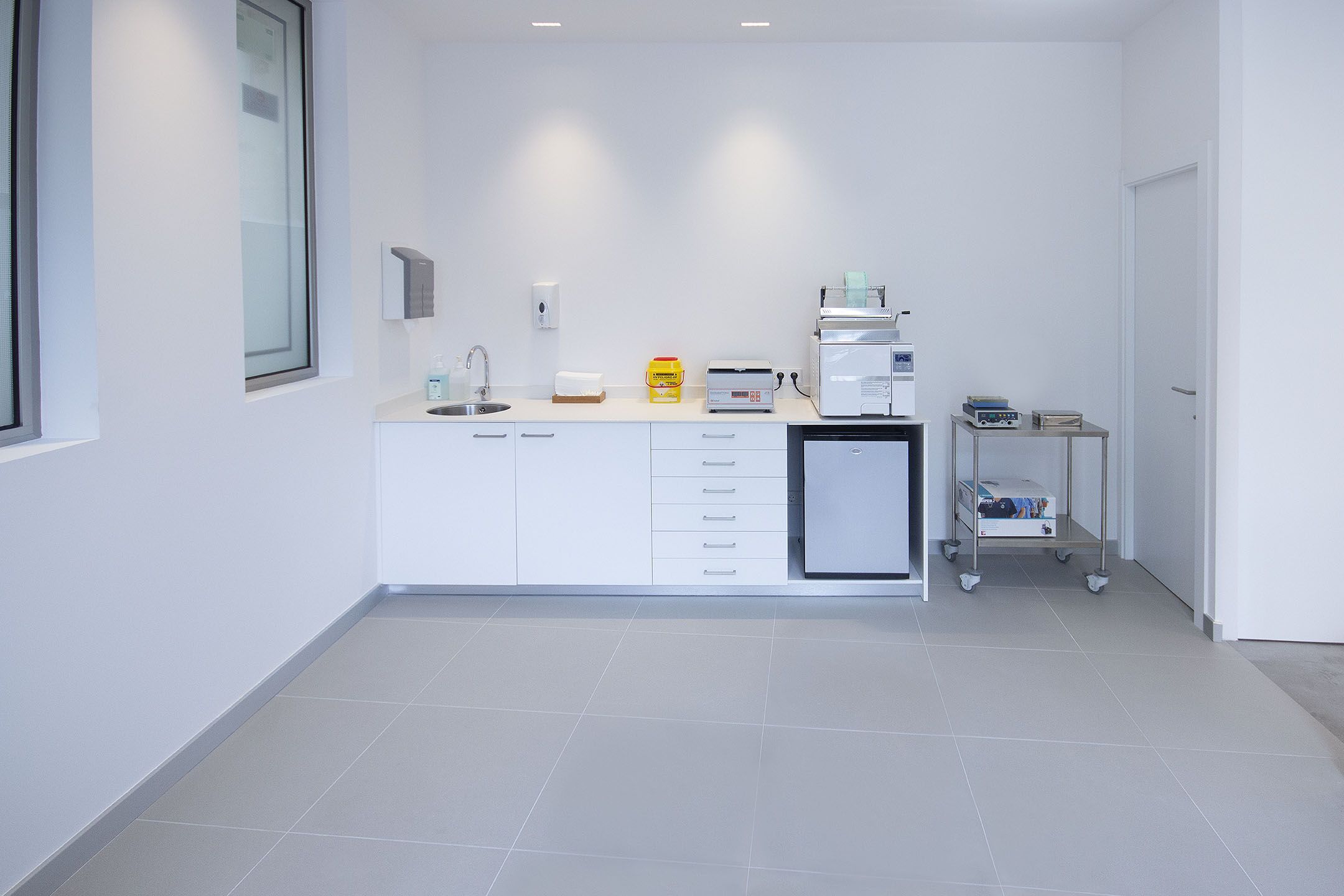 Sala de esterilización de Serena Clinic con autoclave