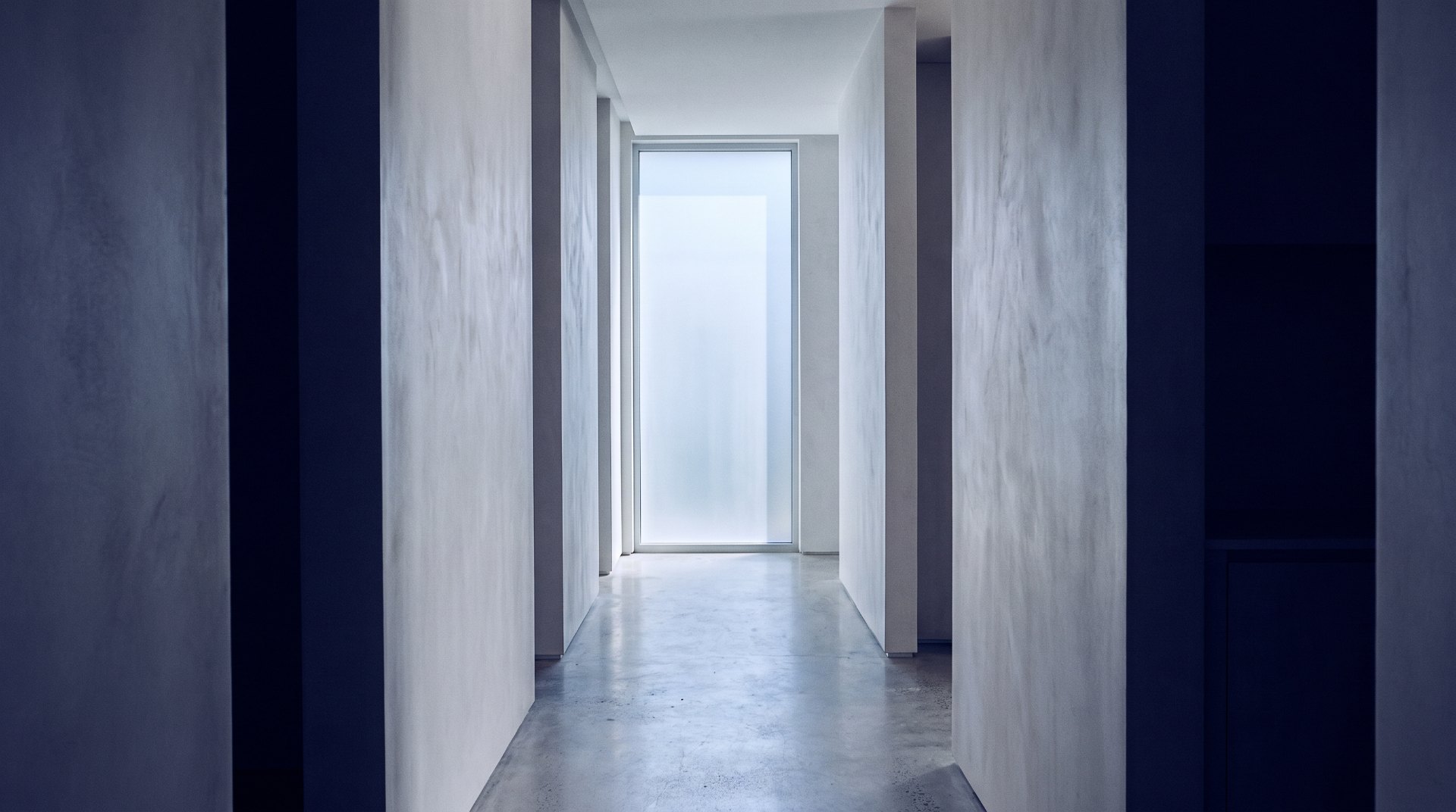 Pasillo de la clínica con luz natural al fondo