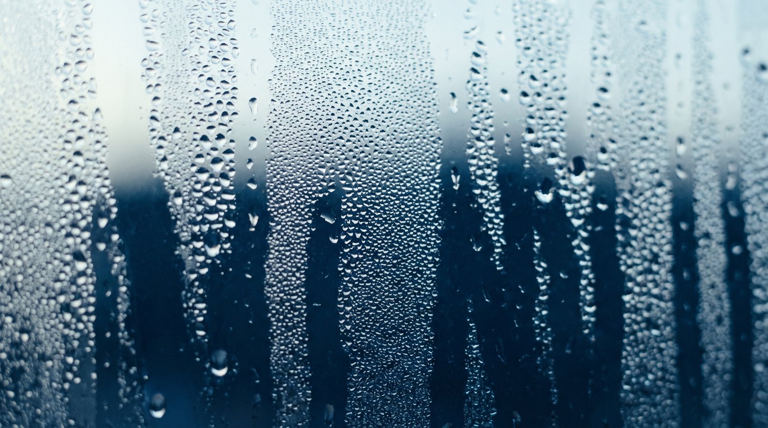 Gotas de condensación sobre una superficie de cristal, imagen ilustrativa