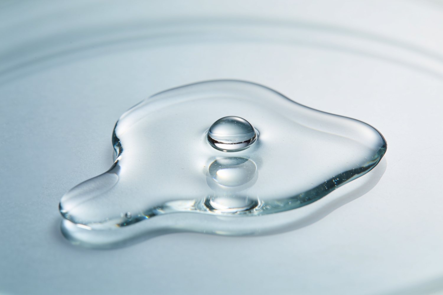 Gota de gel transparente, imagen ilustrativa del relleno dérmico con ácido hialurónico