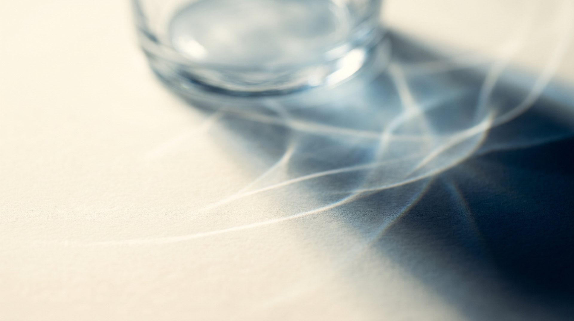 Refracción de luz sobre una superficie clara, imagen ilustrativa