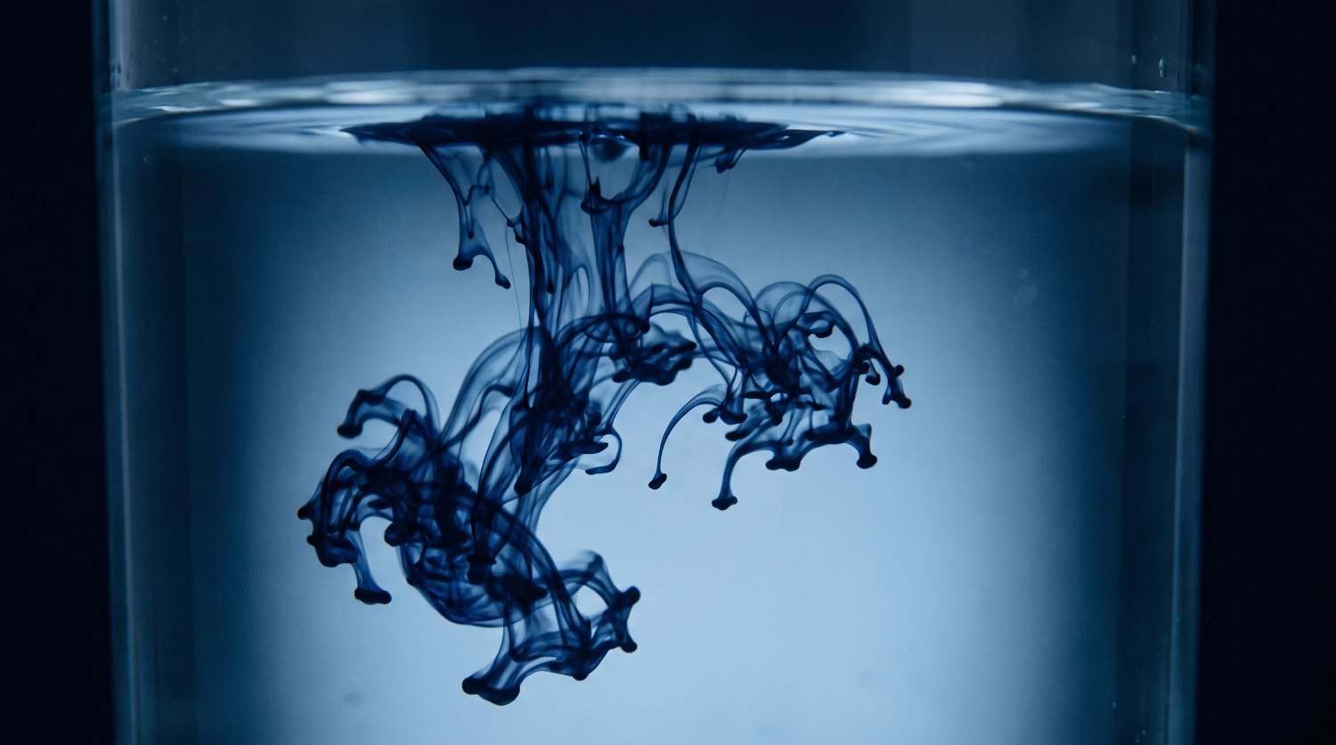 Gota de tinta dispersándose en agua, imagen ilustrativa
